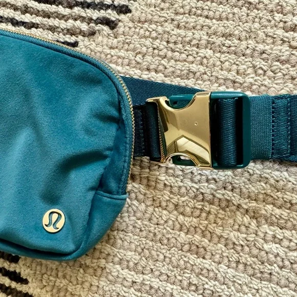 Lululemon Everywhere Belt Bag green jasper/gold in velour 1L - Picture 5 of 12